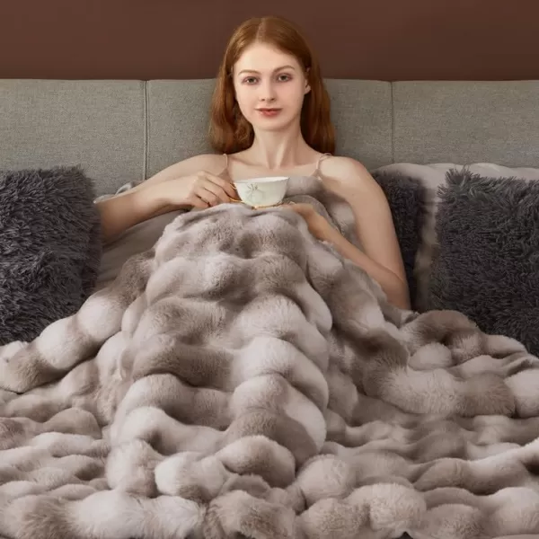 Touchat Luxury 1000GSM Faux Rabbit Fur Throw Blanket Super Heavy Warm Cozy Beige Cream Blankets for Couch Bed Sofa Bubble Plush Fuzzy Elegant Soft Reversible Mink Blanket for Living Room BedroomTiedye Coffee