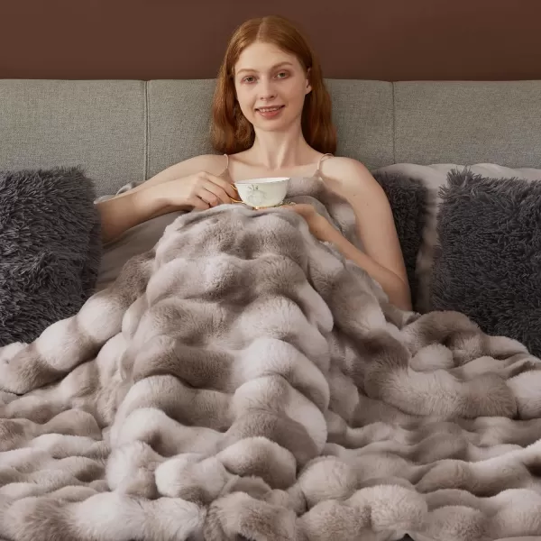 Touchat Luxury 1000GSM Faux Rabbit Fur Throw Blanket Super Heavy Warm Cozy Beige Cream Blankets for Couch Bed Sofa Bubble Plush Fuzzy Elegant Soft Reversible Mink Blanket for Living Room BedroomTiedye Coffee