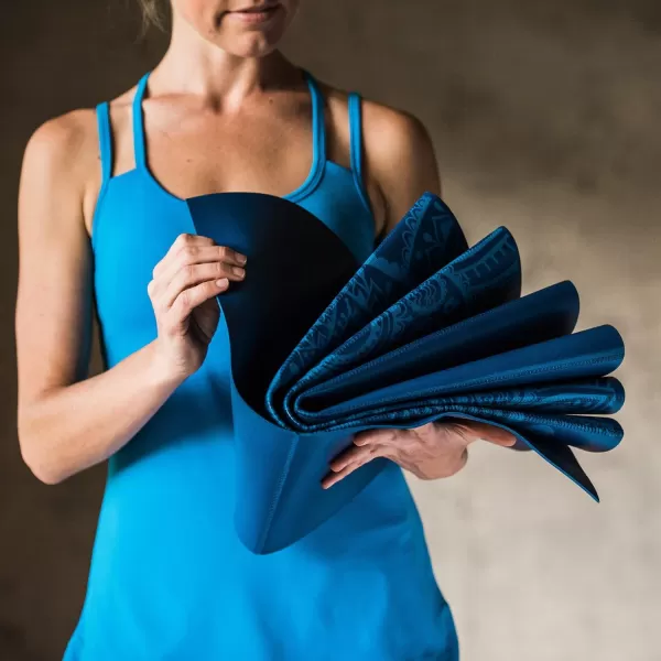 Gaiam Yoga Mat - Folding Travel Fitness &amp; Exercise Mat - Foldable Yoga Mat for All Types of Yoga, Pilates &amp; Floor Workouts 